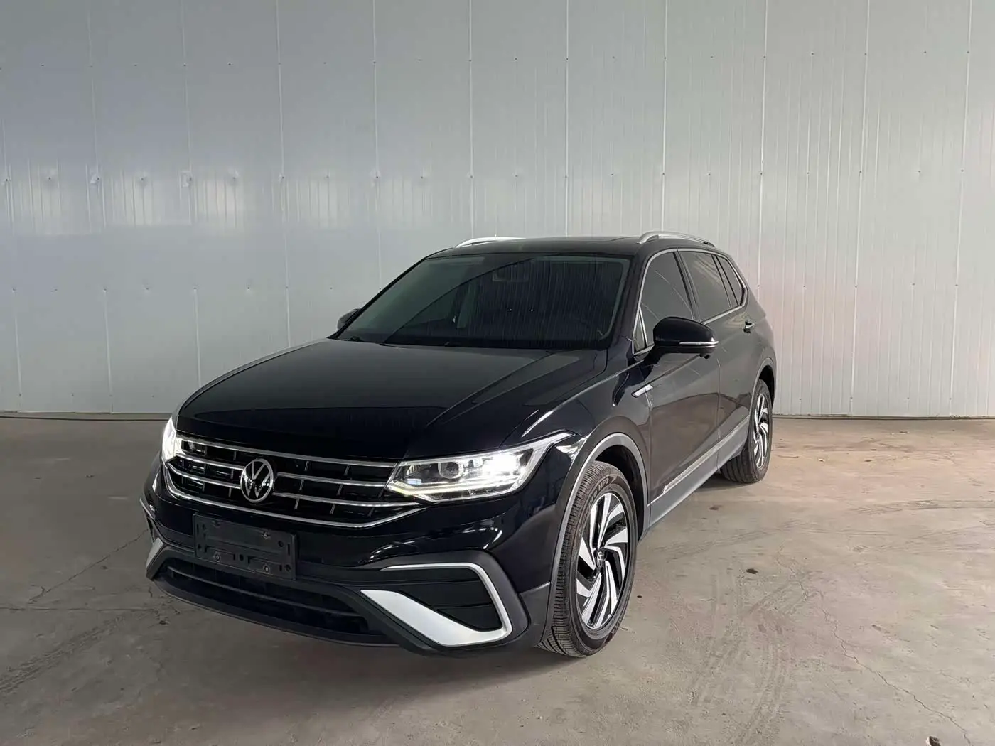Volkswagen Tiguan L 2022 — Photo 1/20
