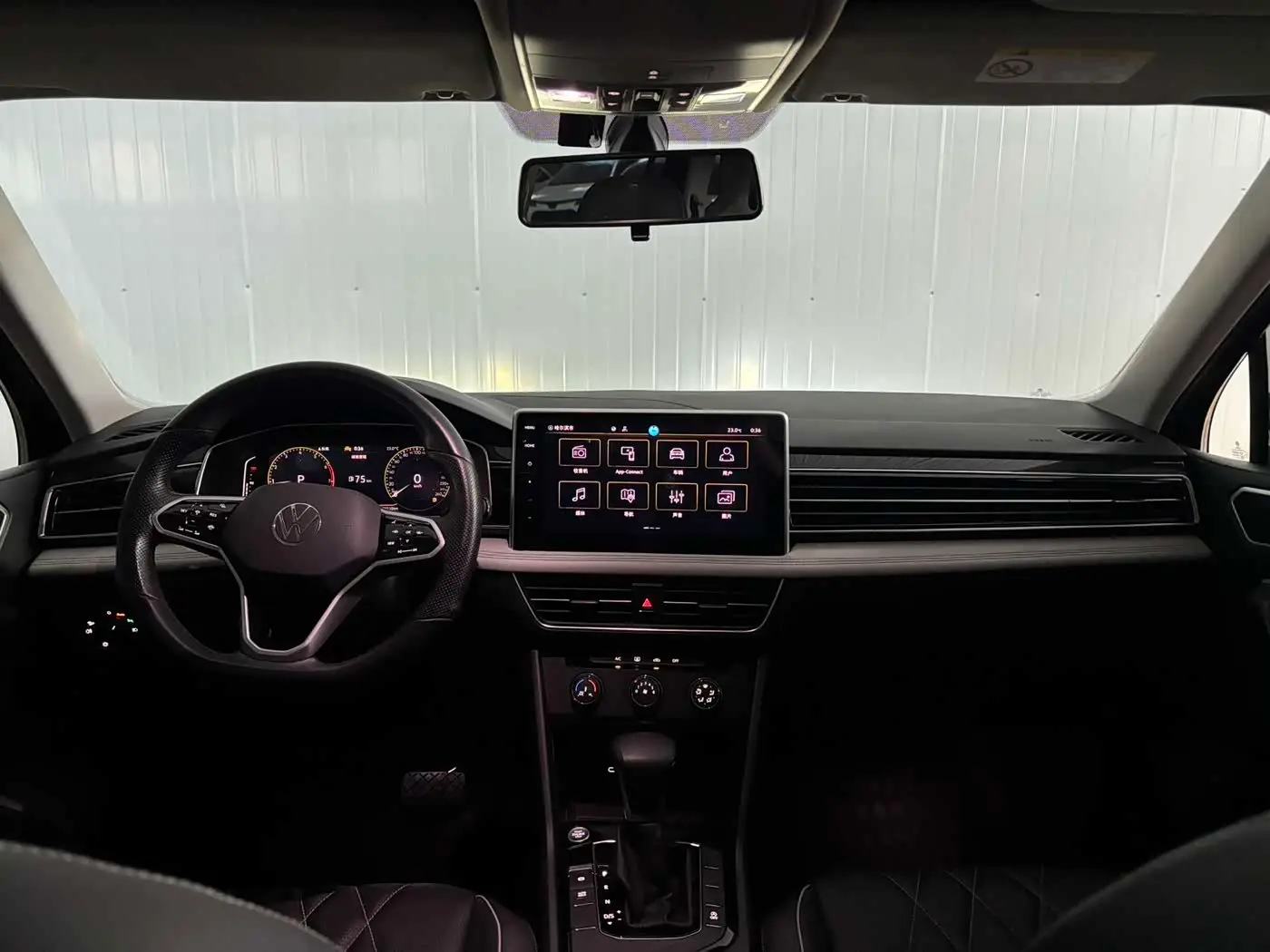 Volkswagen Tiguan L 2022 — Photo 11/20