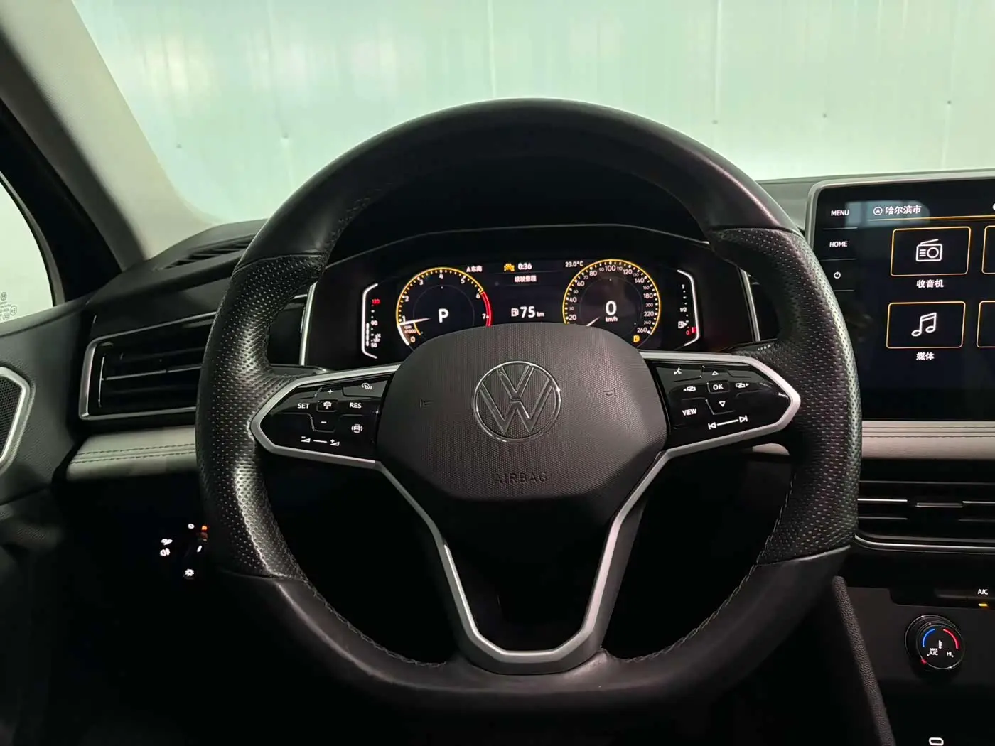 Volkswagen Tiguan L 2022 — Photo 12/20