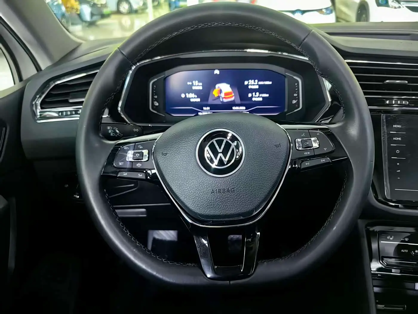 Volkswagen Tiguan L PHEV 2021 — Photo 9/13
