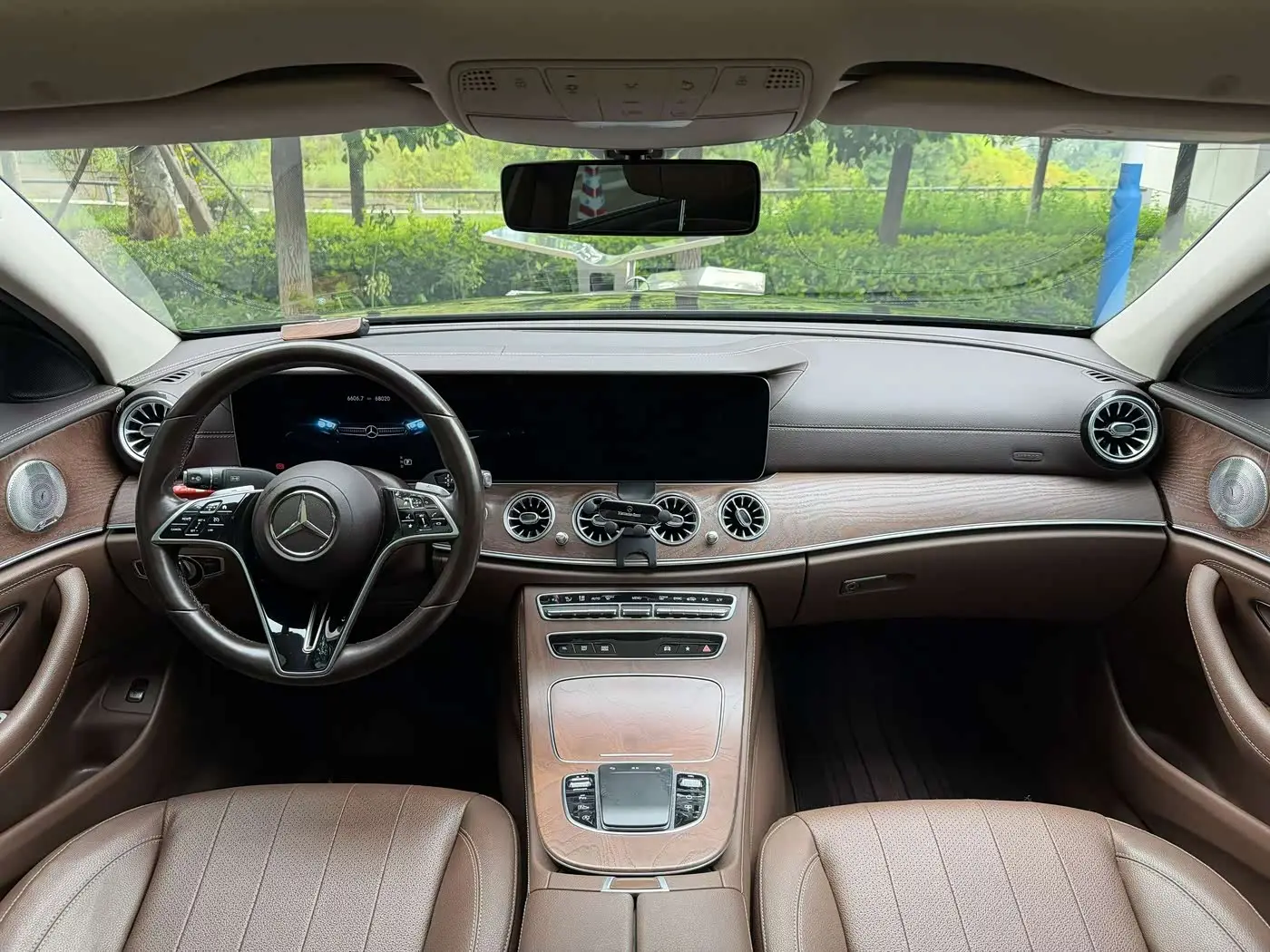 Mercedes-Benz E-Class 2023 — Photo 5/9