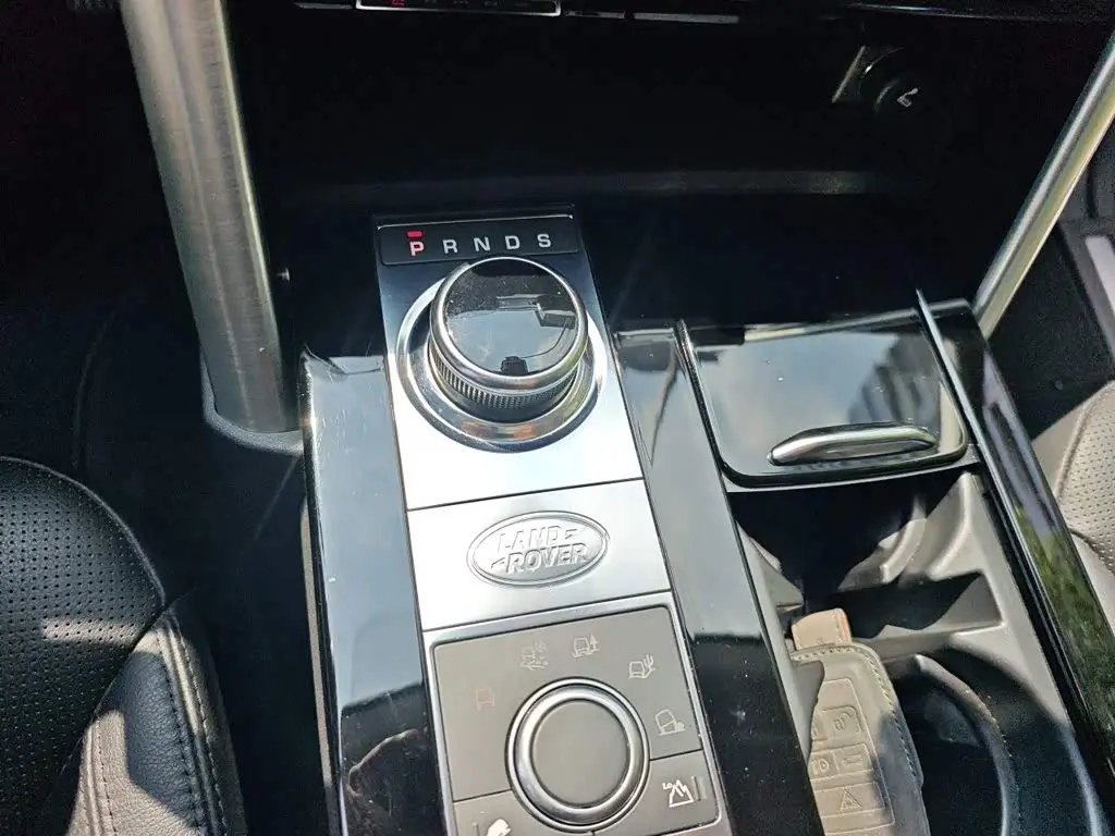Land Rover Discovery 2019 — Photo 10/20