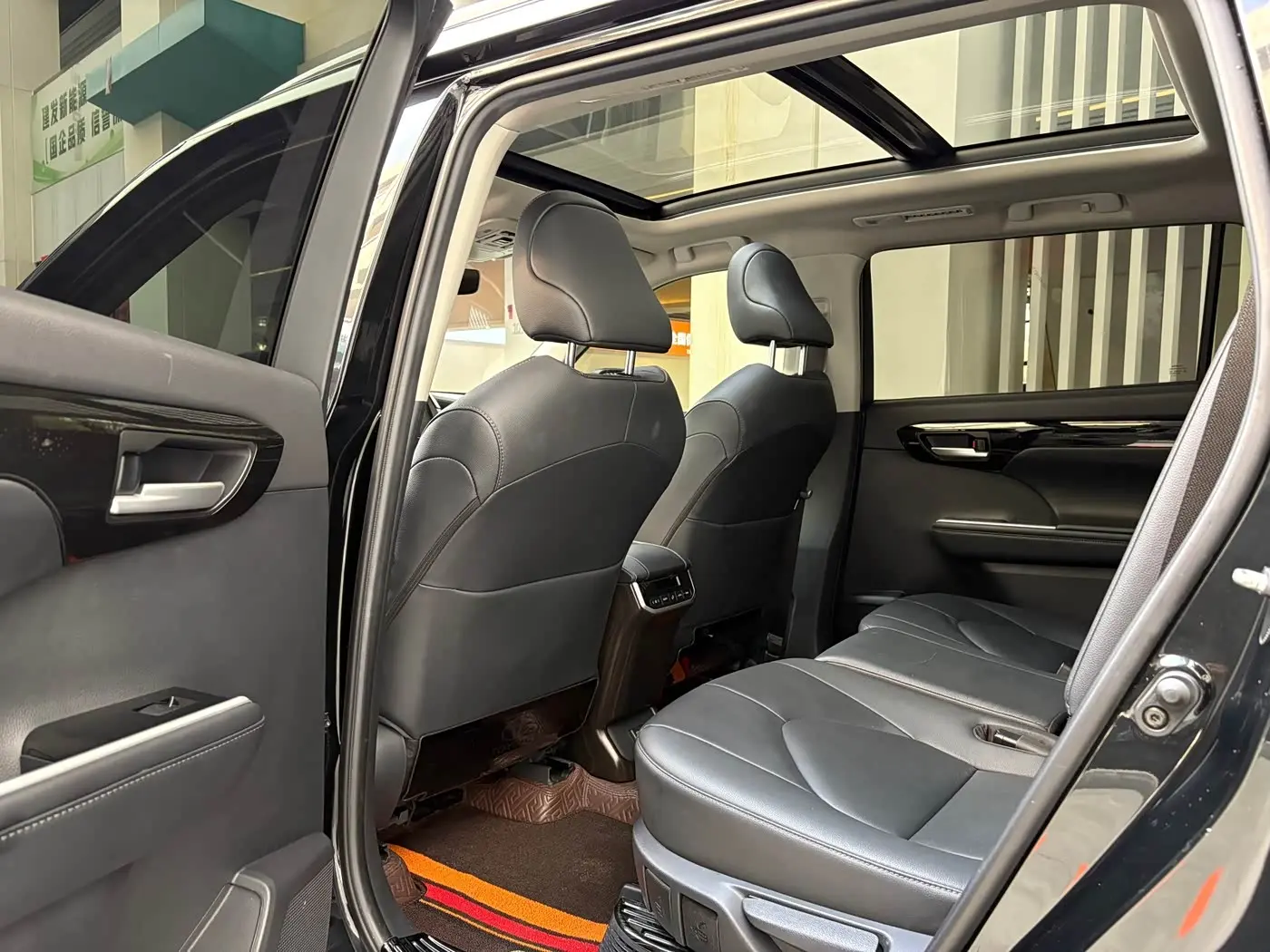 Toyota Highlander 2023 — ფოტო 6/19