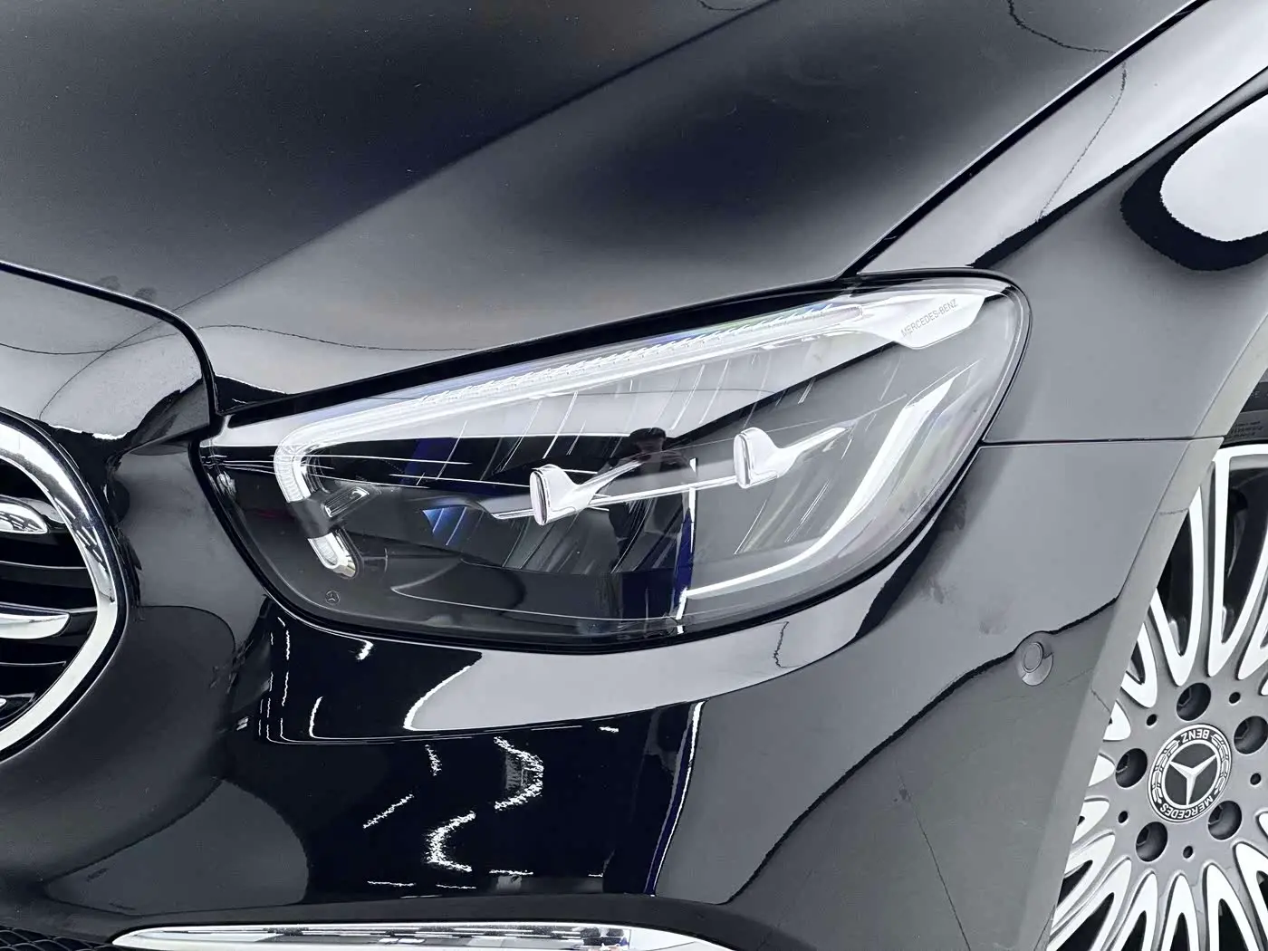 Mercedes-Benz E-Class 2022 — Фото 16/17