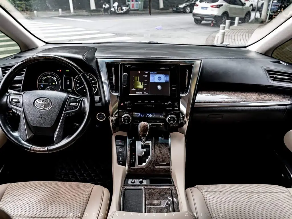 Toyota Alphard 2020 — Photo 4/18