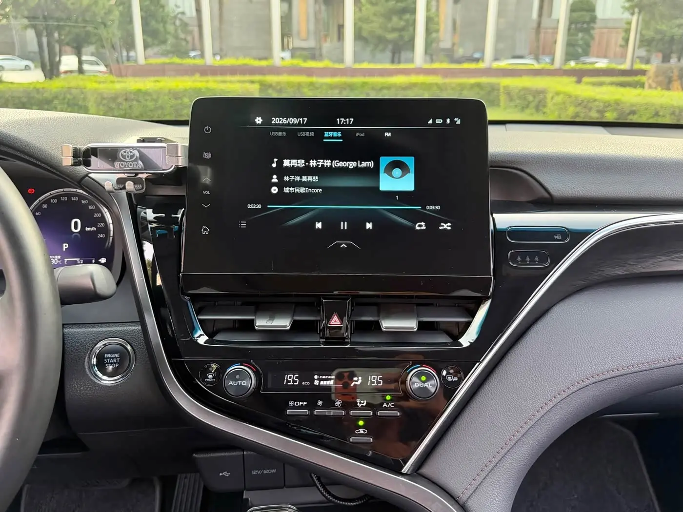 Toyota Camry 2021 — Photo 13/20