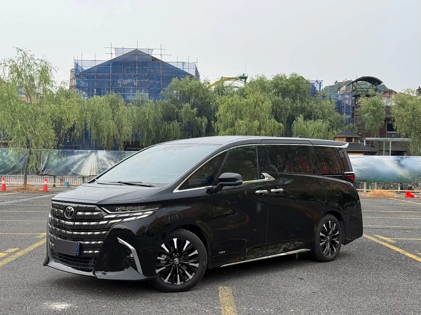 Toyota Vellfire 2023 — Photo 1/18