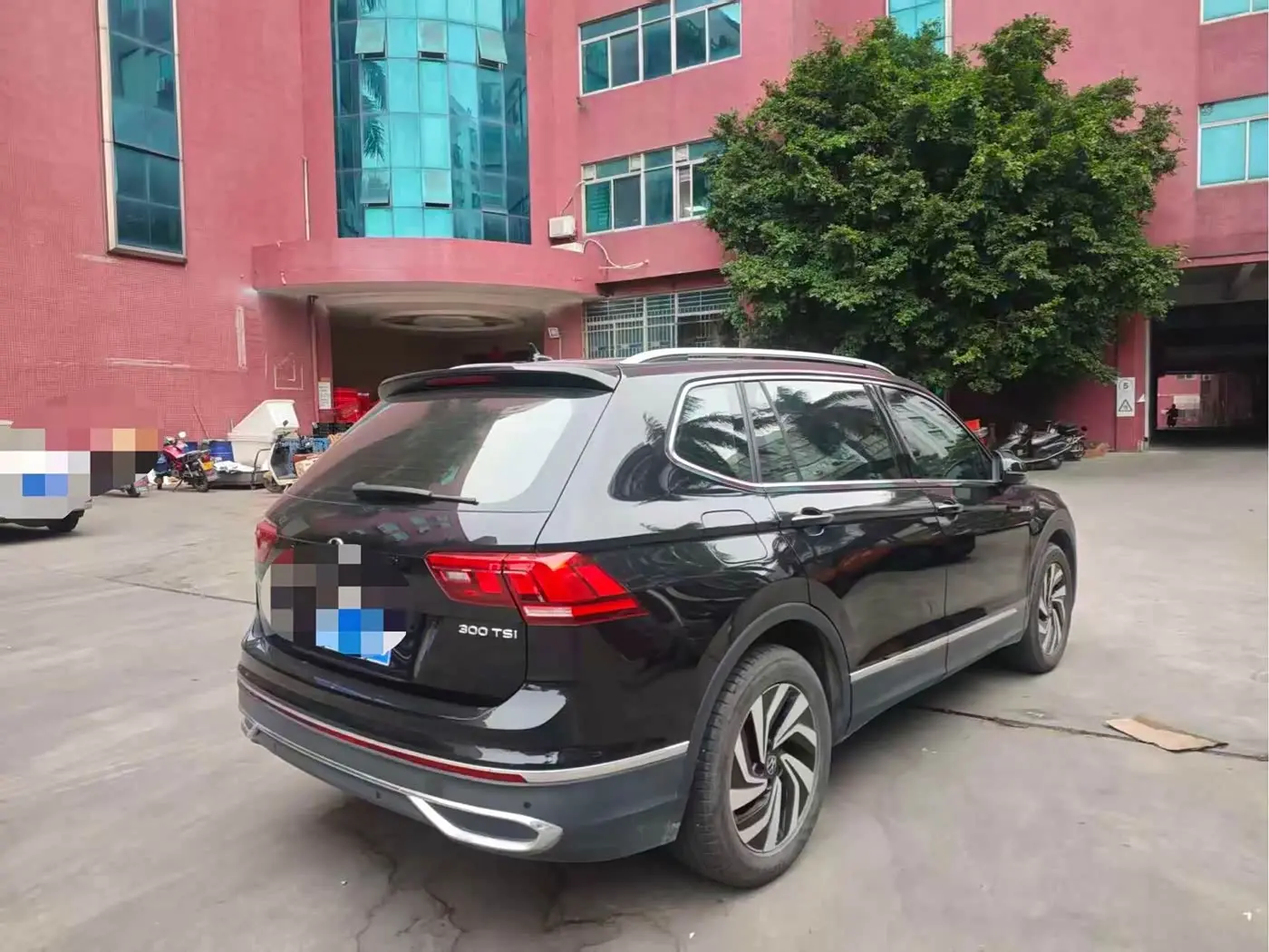 Volkswagen Tiguan L 2024 — Photo 7/8