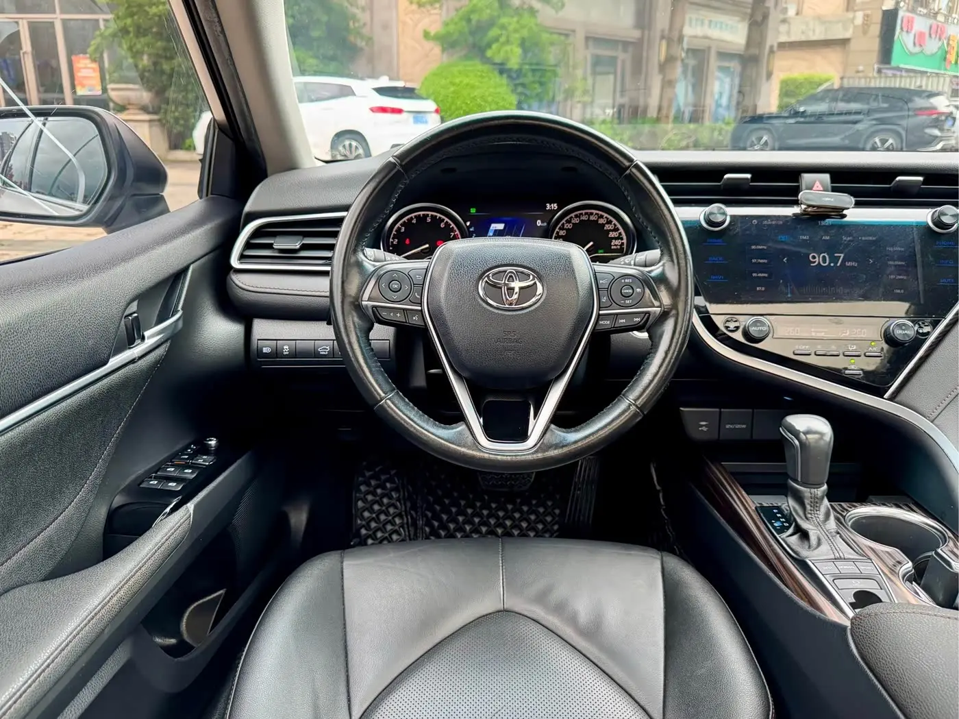 Toyota Camry 2019 — Photo 8/14