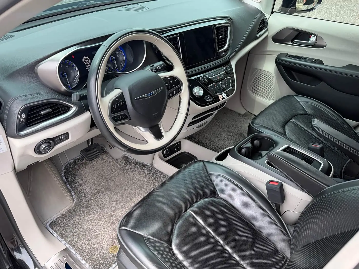 Chrysler Grand Voyager 2018 — Photo 4/17