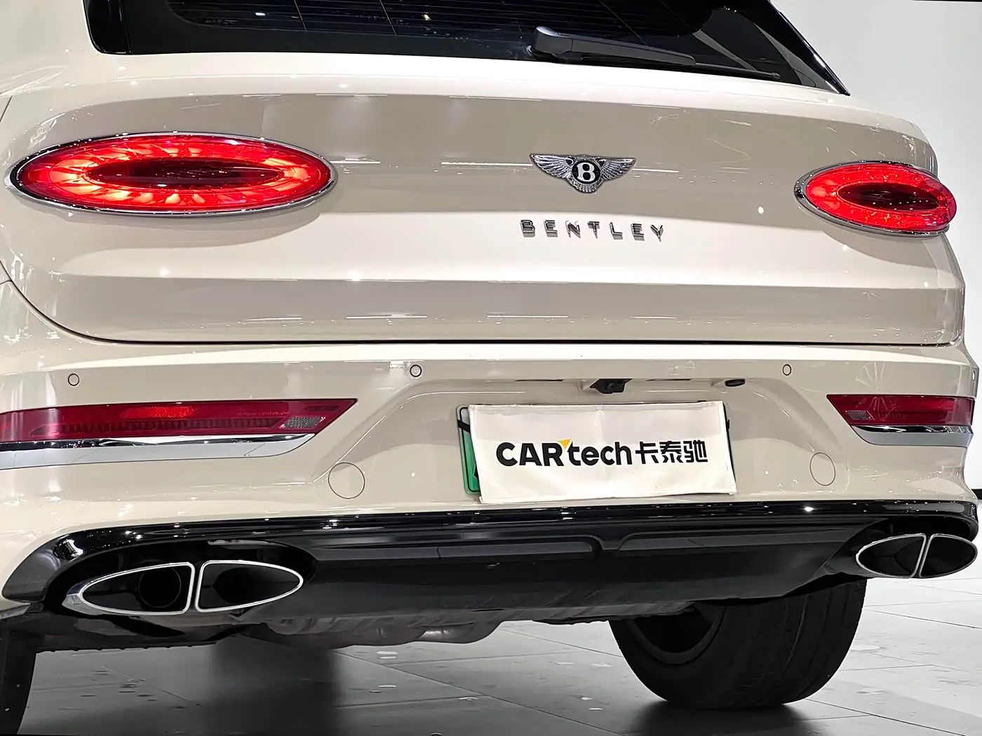 Bentley Bentayga Hybrid 2021 — Фото 14/20