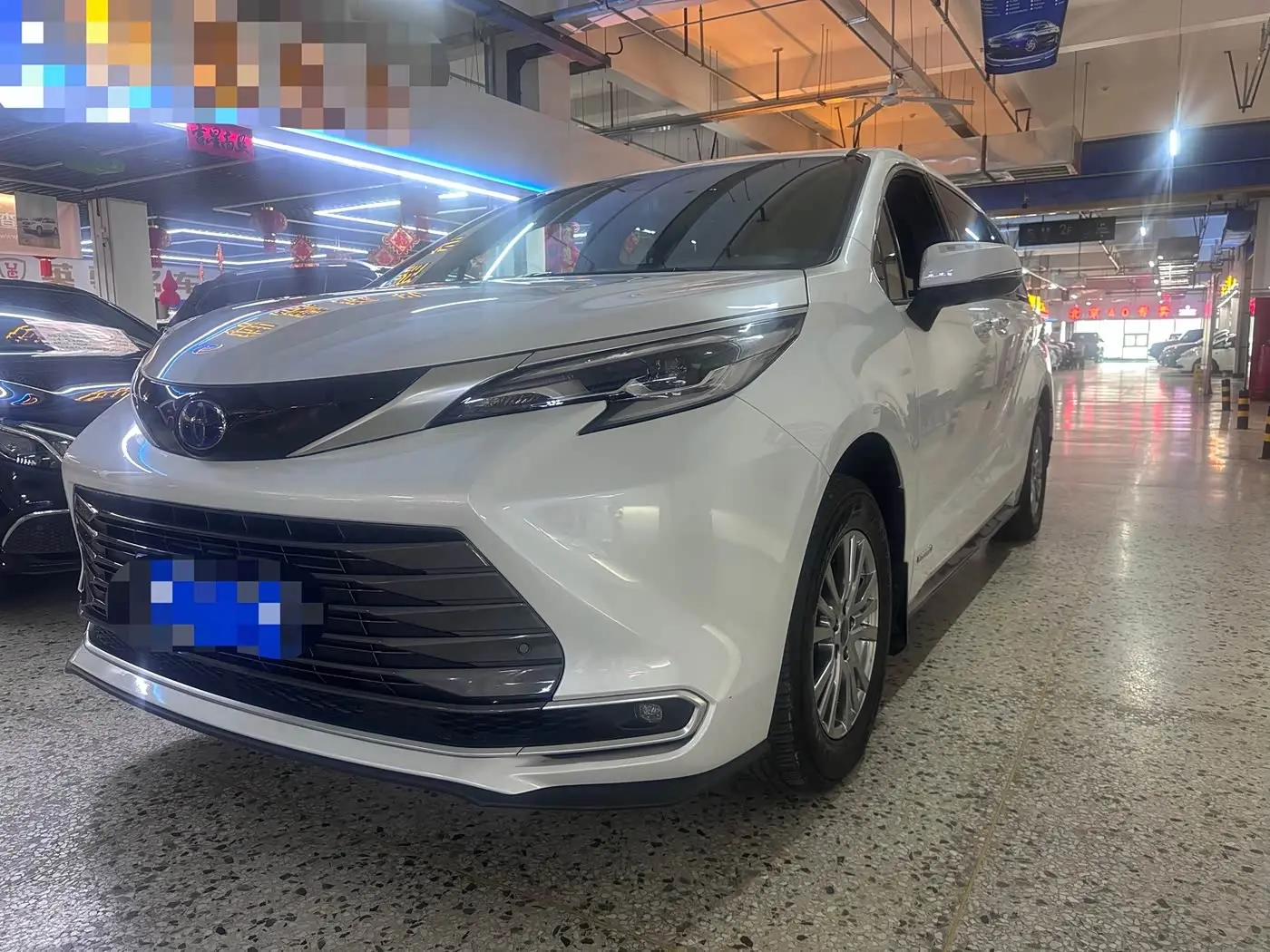 Toyota Sienna 2022 — ფოტო 1/9