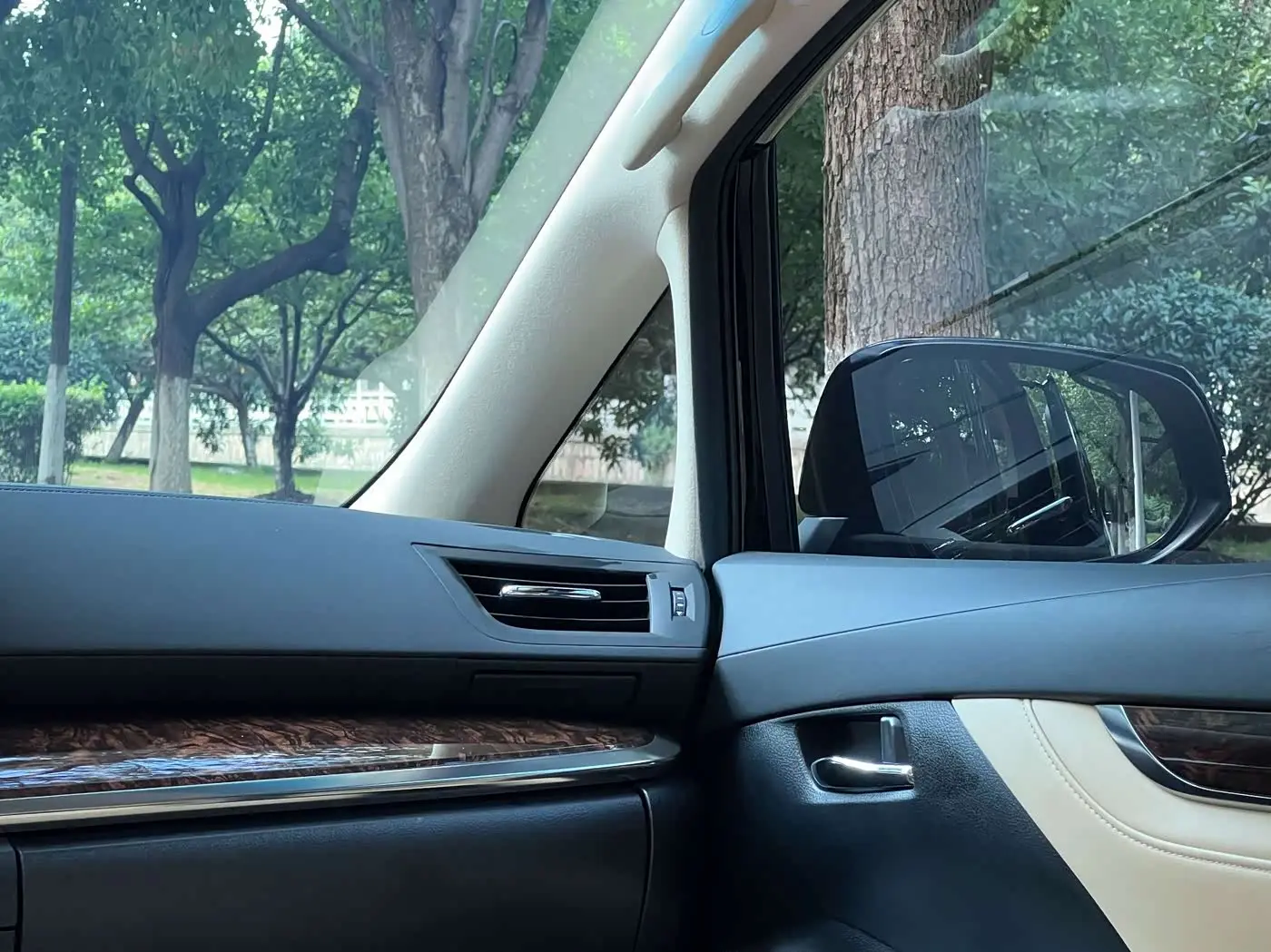 Toyota Alphard 2022 — Photo 16/20
