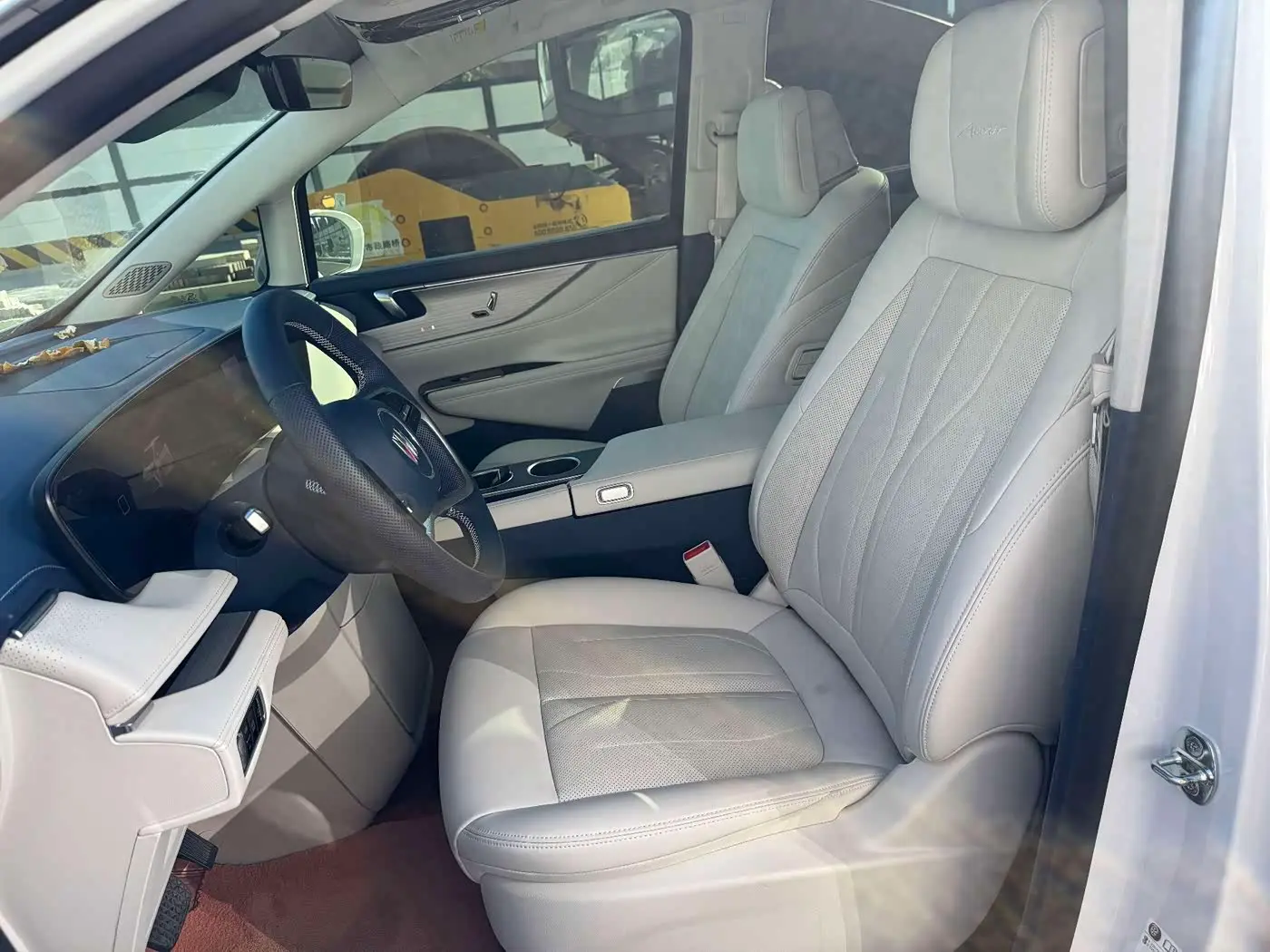 Buick GL8 New Energy 2025 — Photo 11/18