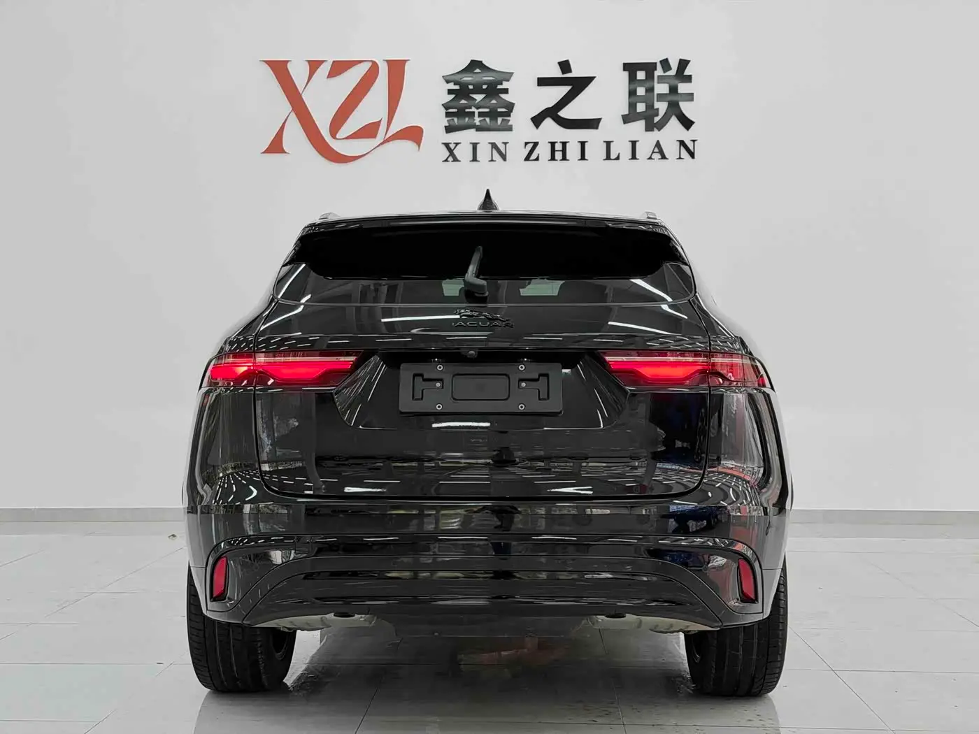 Jaguar F-PACE 2023 — Фото 6/20