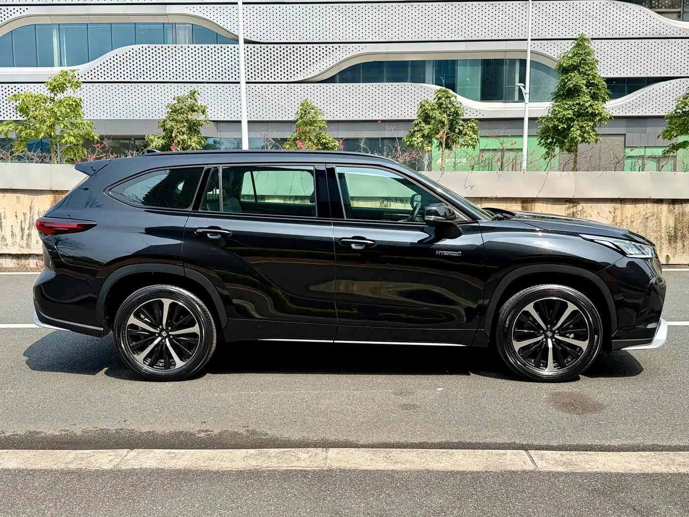 Toyota Crown Kluger 2024 — Photo 7/20