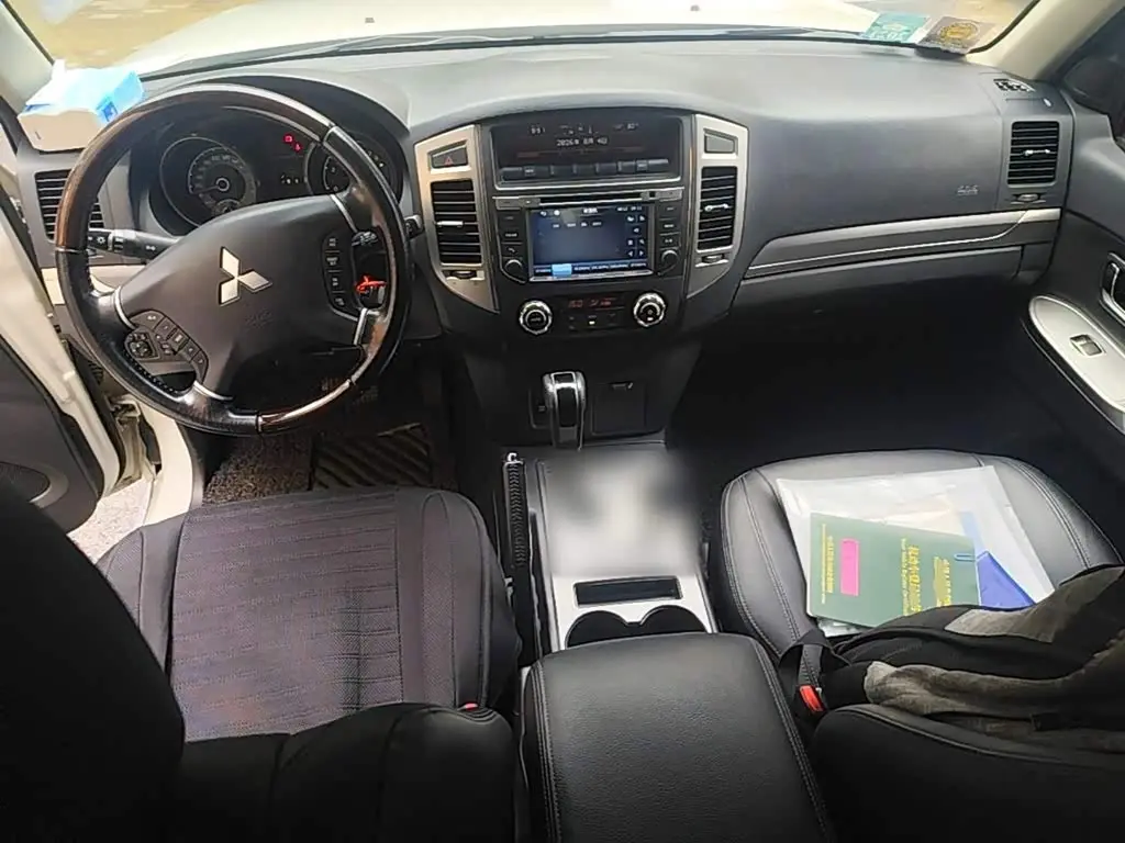 Mitsubishi Pajero 2017 — Photo 13/20