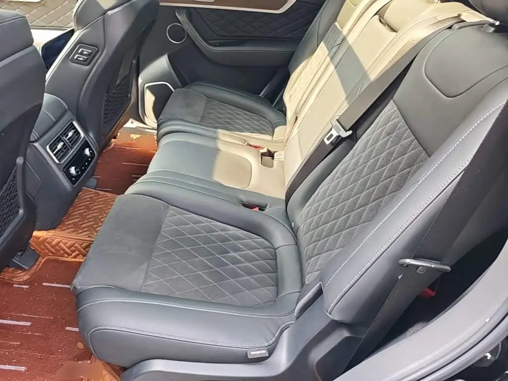 Hongqi HS7 2021 — Photo 17/20