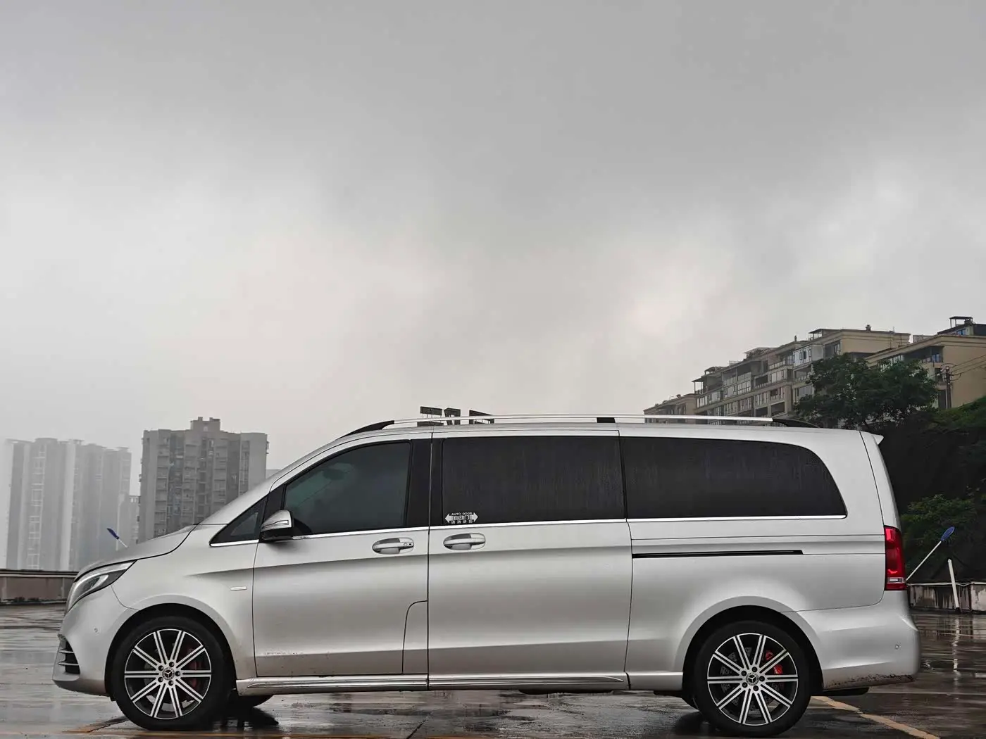 Mercedes-Benz V-Class 2023 — Photo 10/20