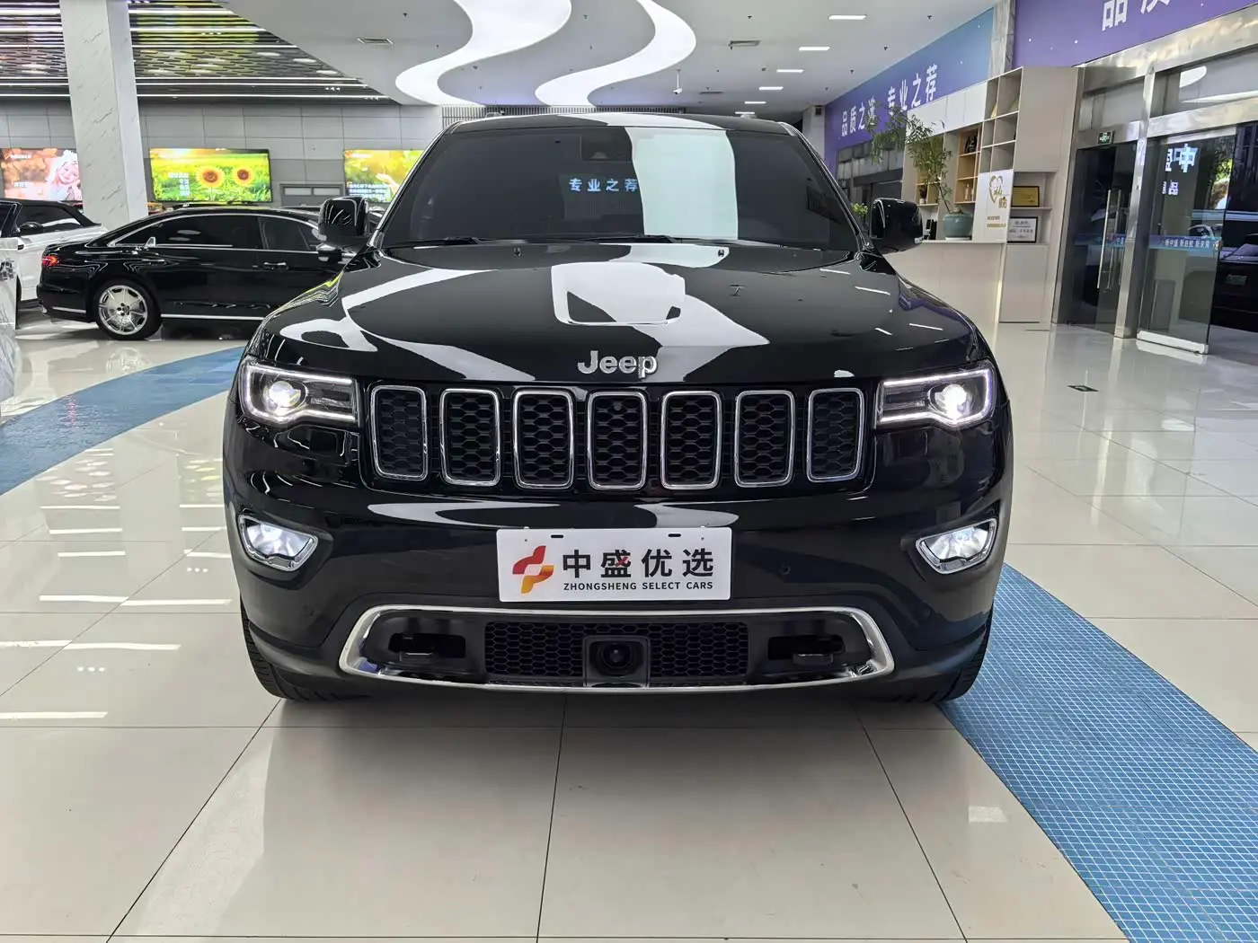 Jeep Grand Cherokee 2022 — Фото 2/17