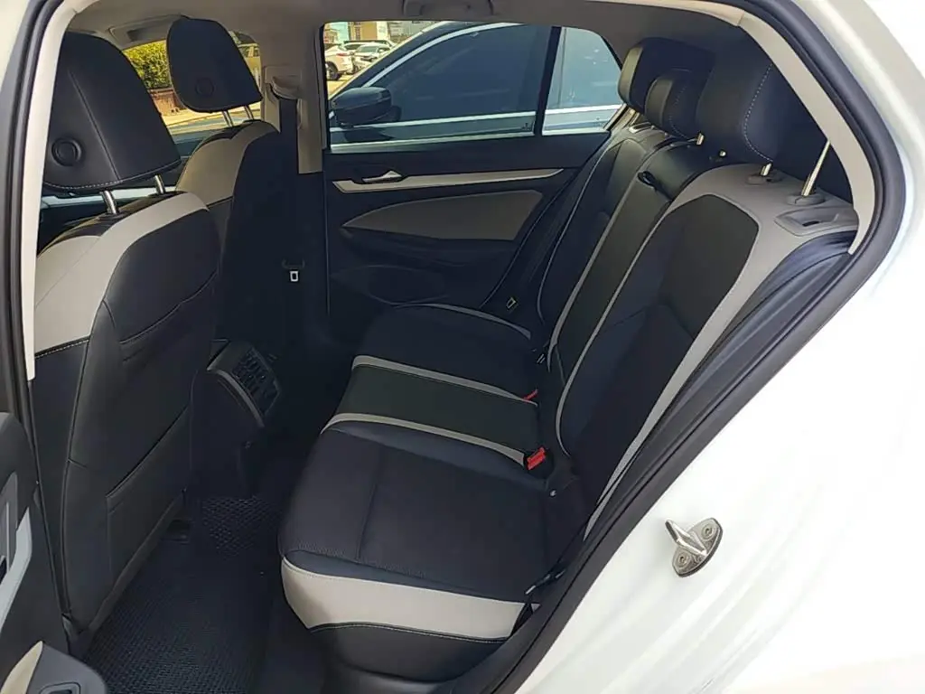 Volkswagen Golf 2024 — Photo 13/20