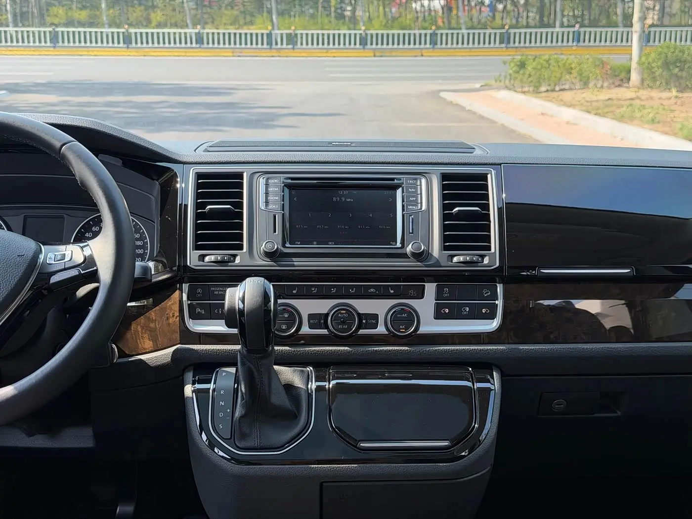 Volkswagen Multivan 2017 — Photo 19/20