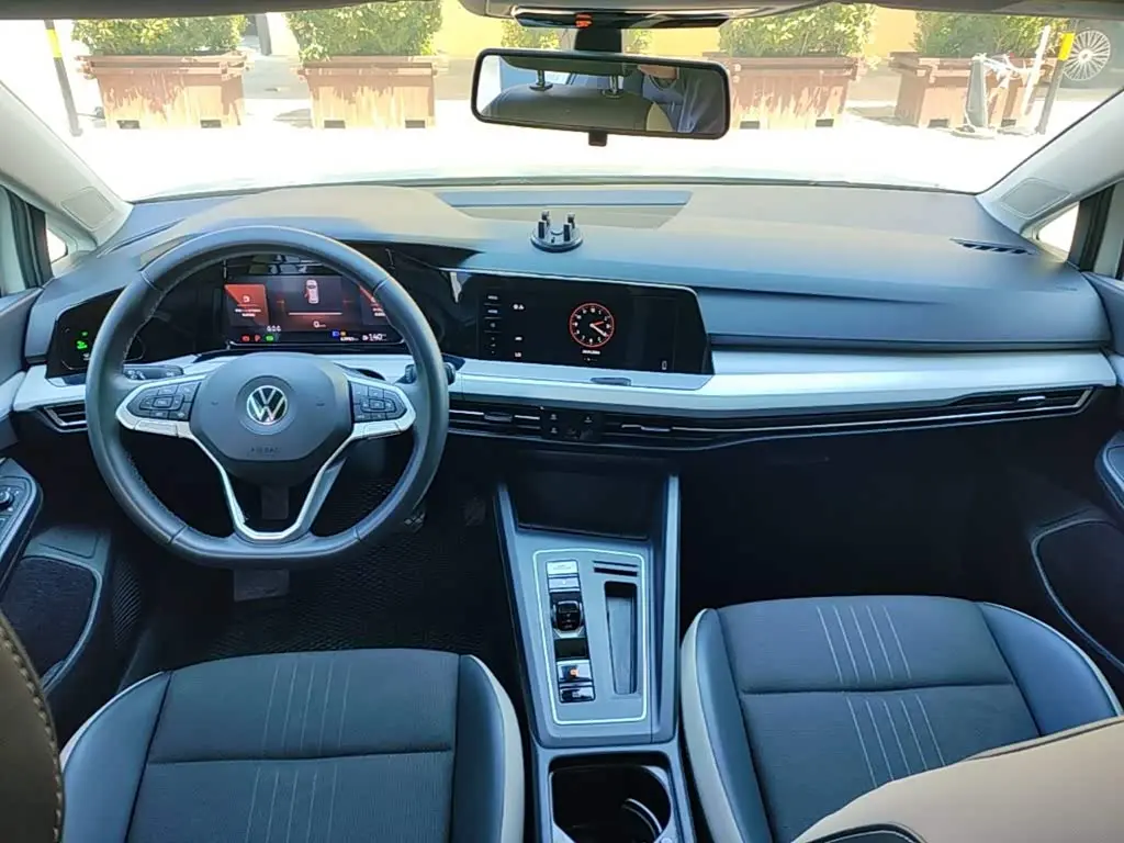 Volkswagen Golf 2024 — Photo 6/20