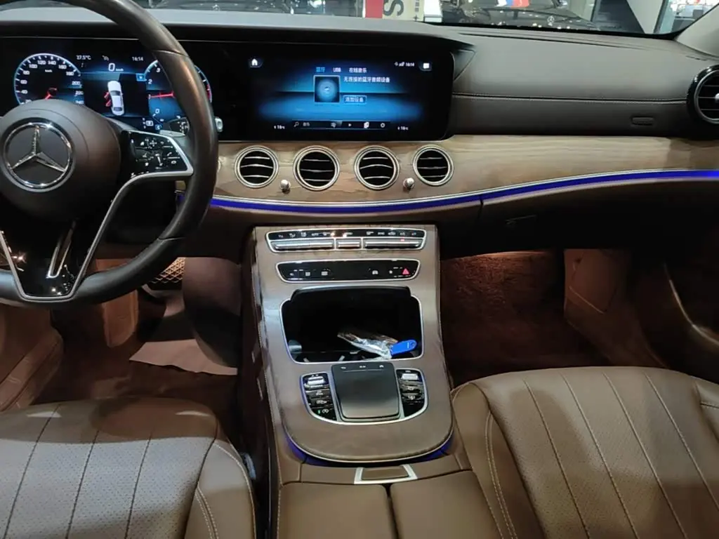 Mercedes-Benz E-Class 2021 — Photo 13/20