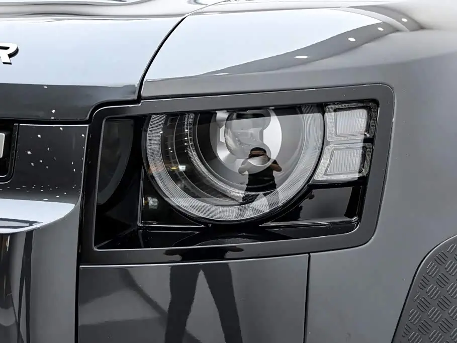 Land Rover Defender 2023 — Photo 9/20