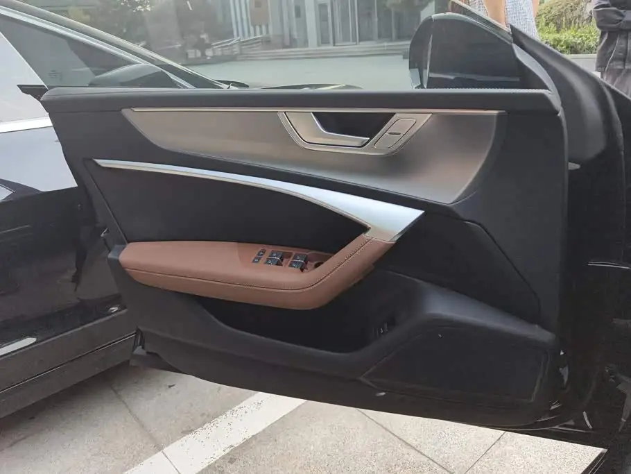 Audi A7L 2025 — Photo 7/16