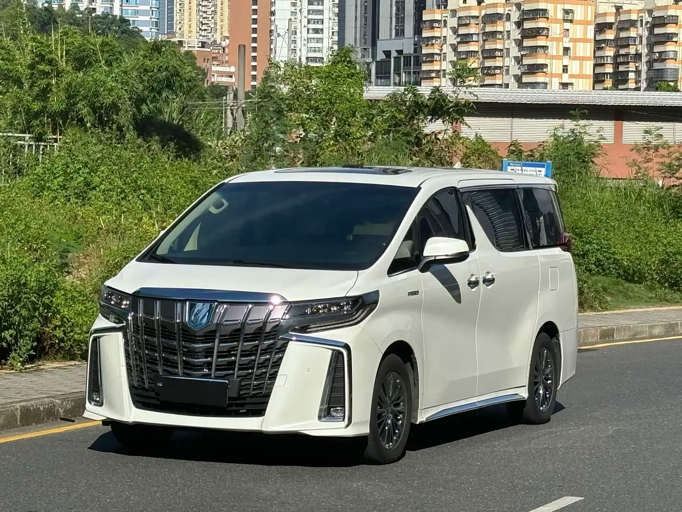 Toyota Alphard 2023 — Photo 2/20