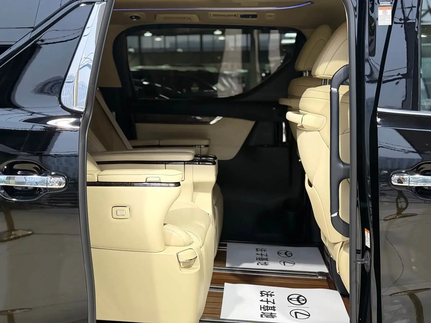 Toyota Alphard 2019 — Photo 14/20