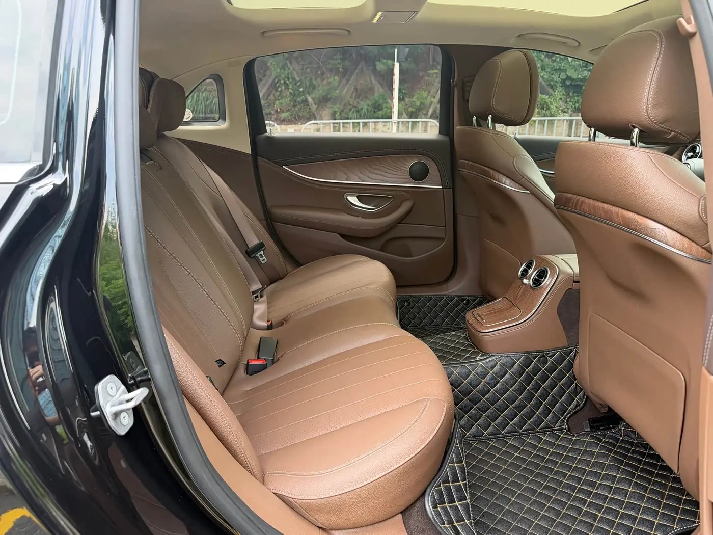 Mercedes-Benz E-Class 2023 — Фото 9/11