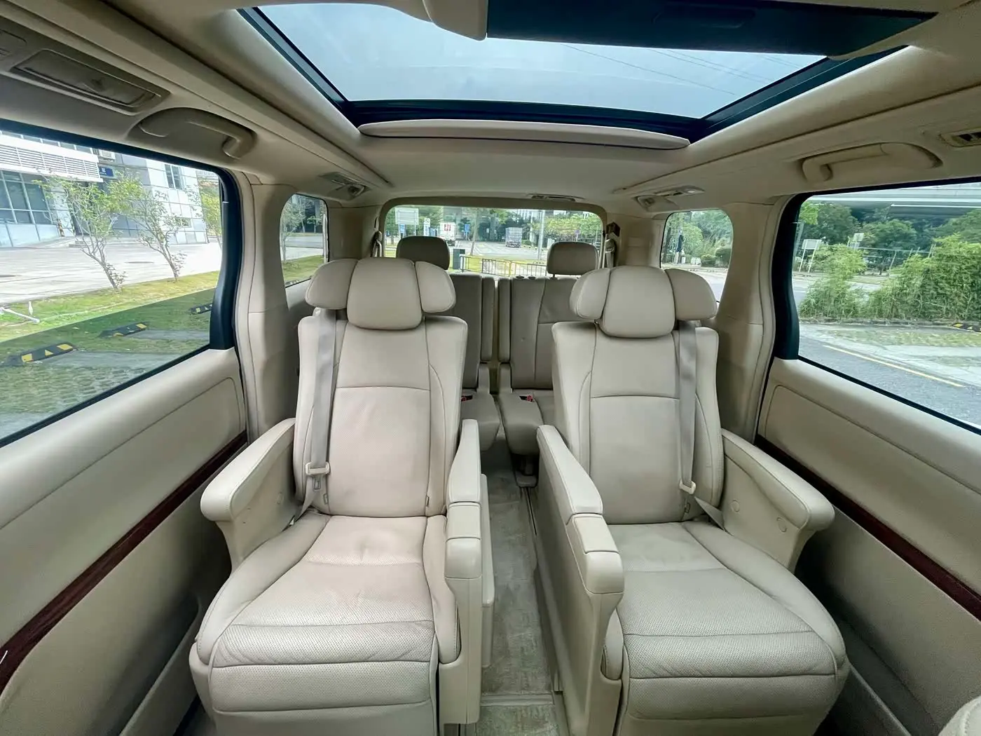 Toyota Alphard 2011 — Photo 16/20