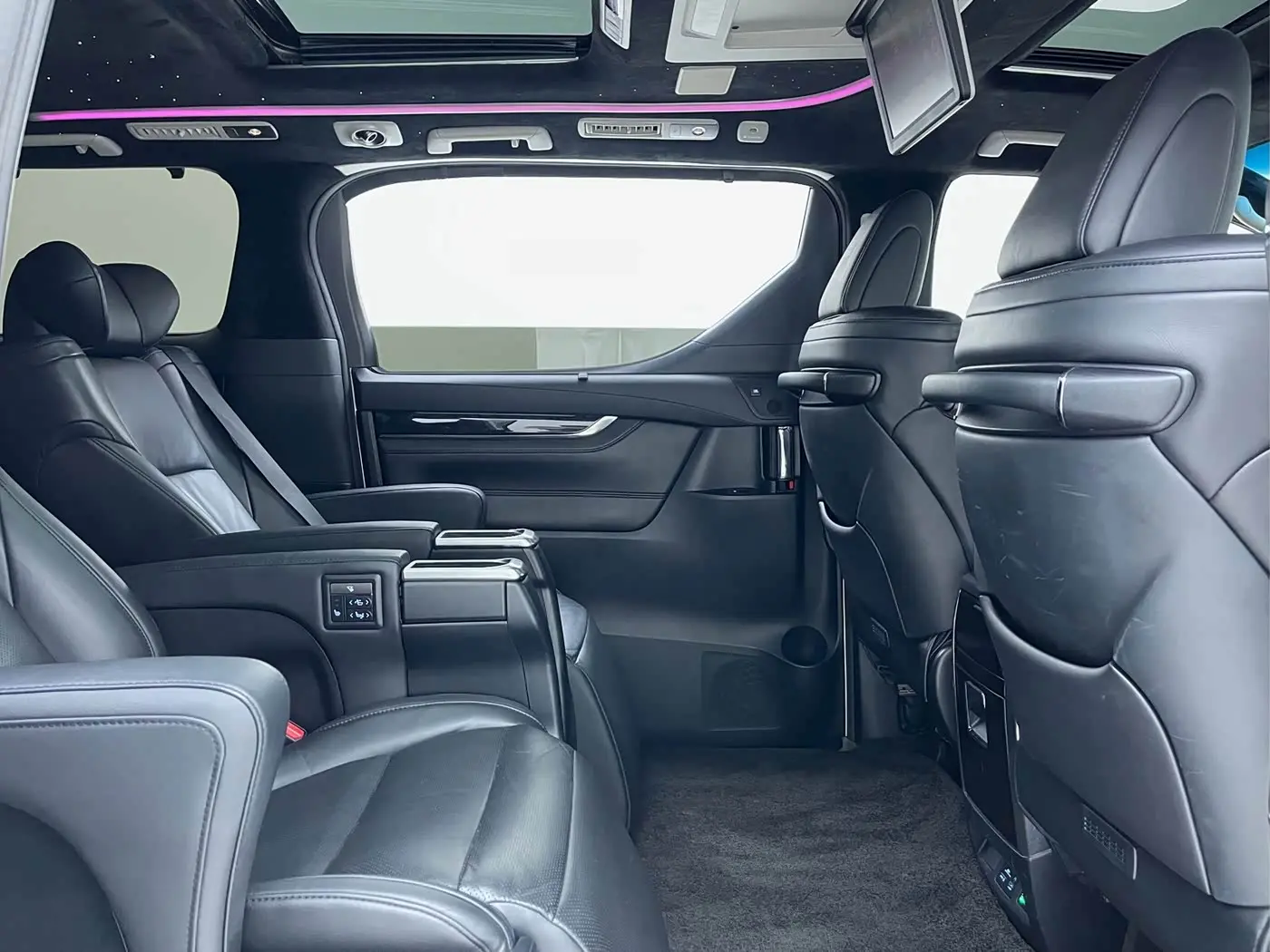Toyota Vellfire 2020 — Photo 6/9