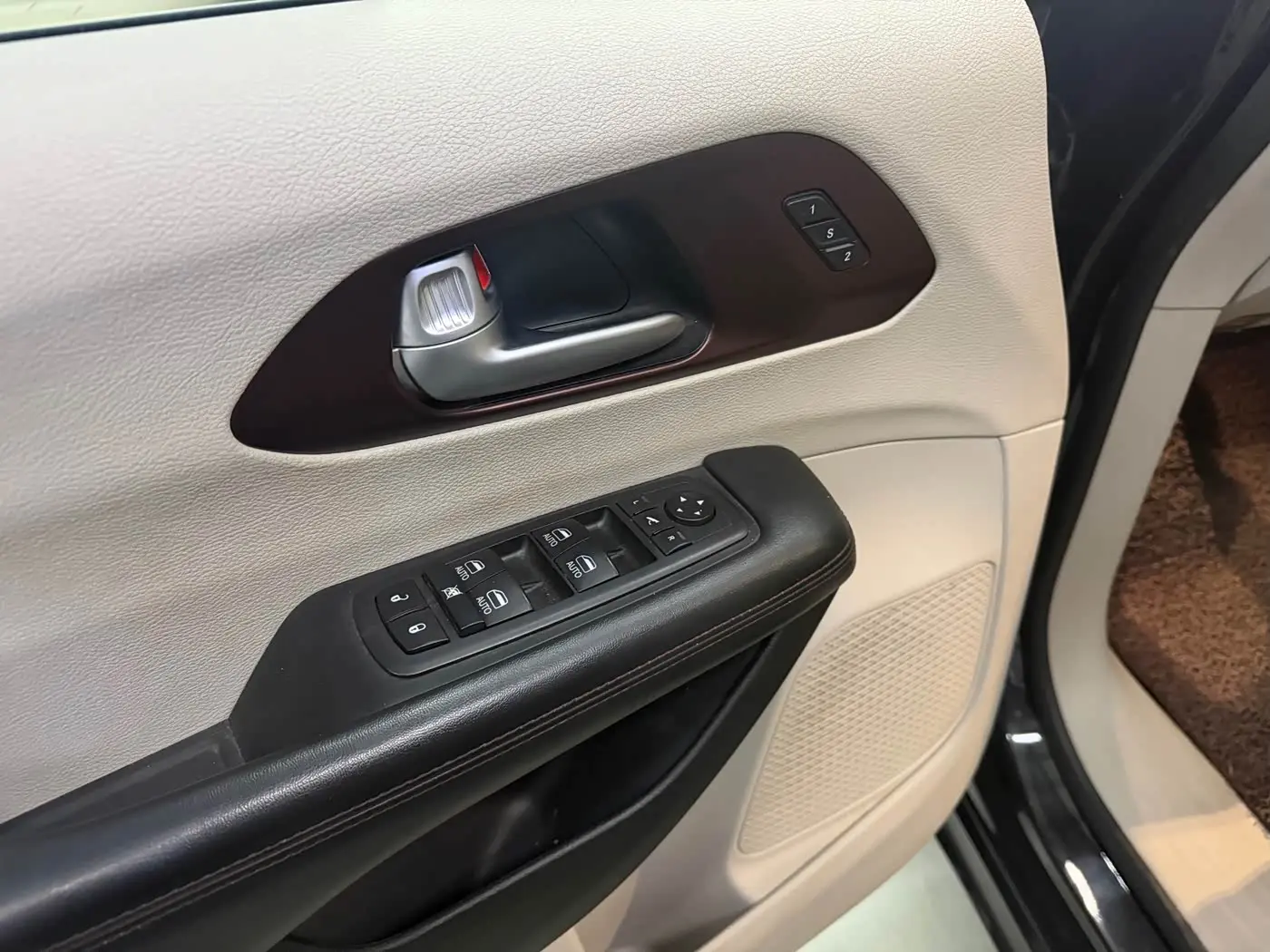 Chrysler Grand Voyager 2018 — Photo 7/17