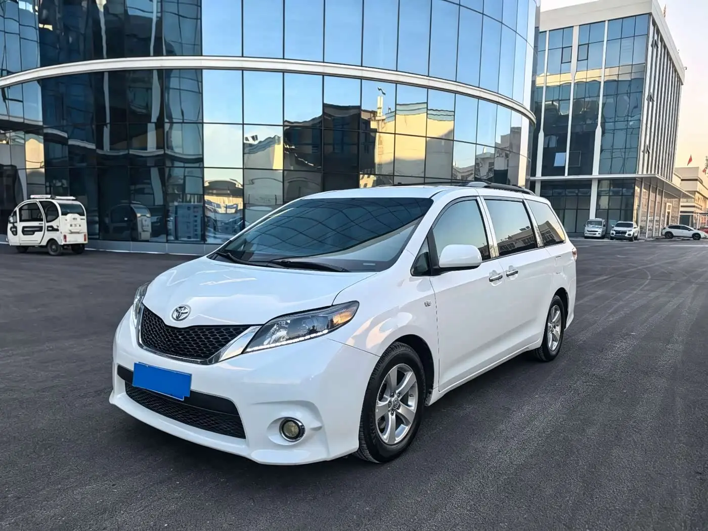 Toyota Sienna 2015 — Фото 1/9