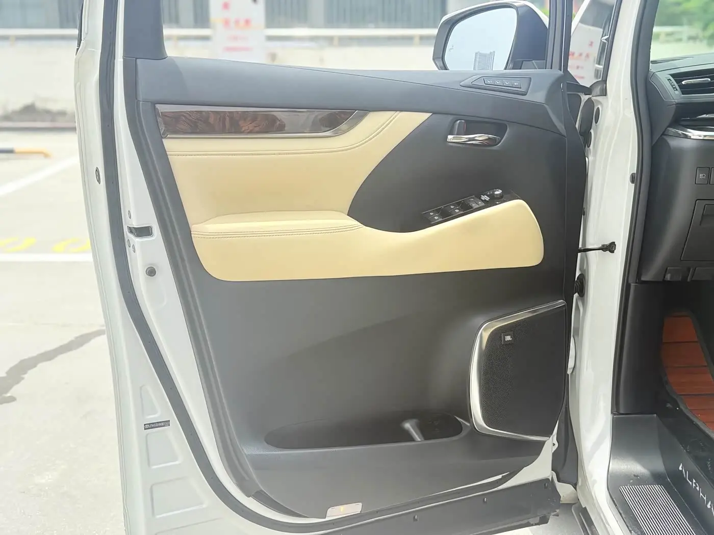Toyota Alphard 2019 — Photo 18/20