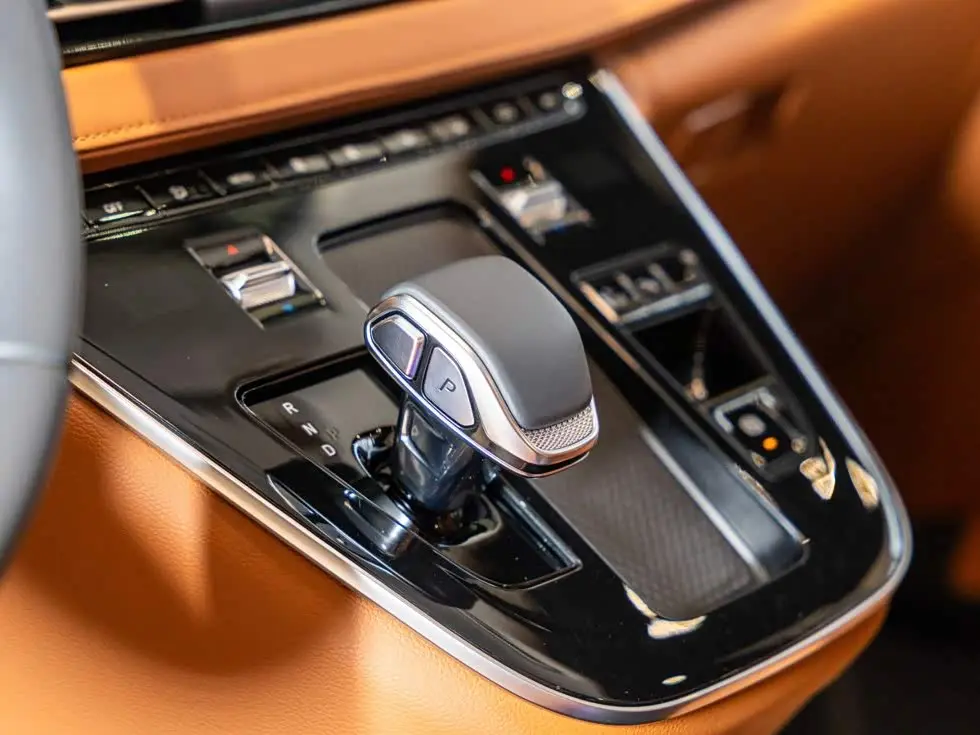 Hongqi HQ9 PHEV 2025 — Photo 15/18
