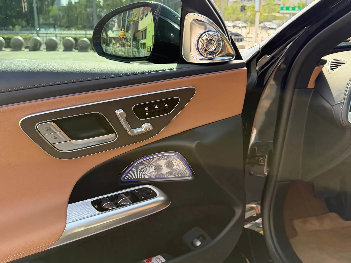 Mercedes-Benz E-Class 2025 — Photo 10/17