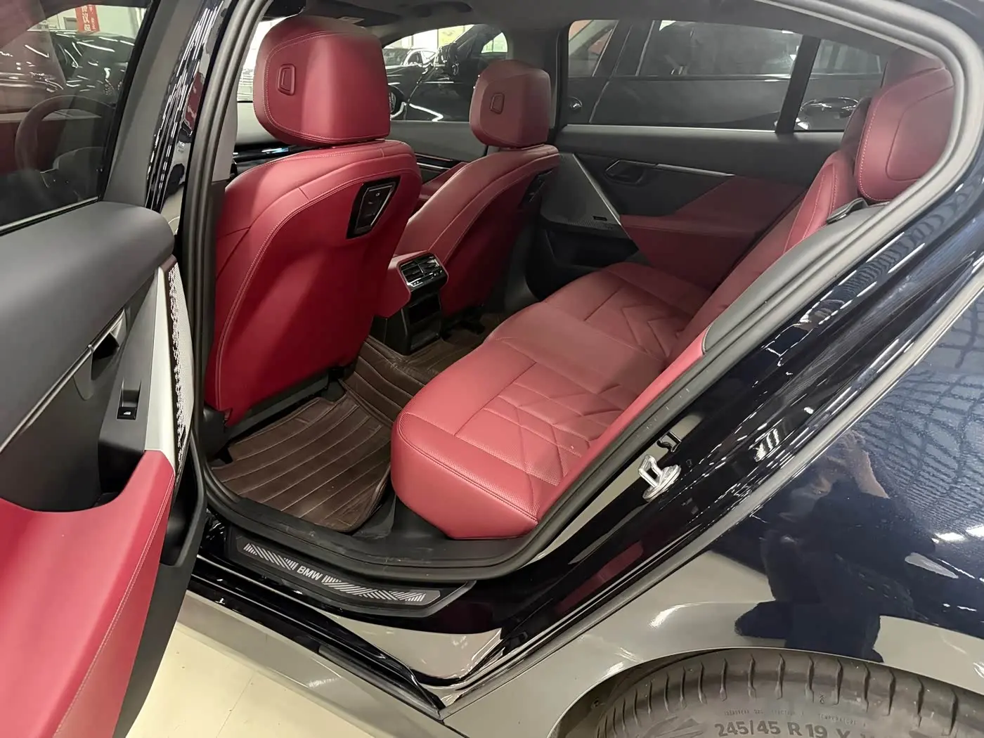 BMW 5 Series 2025 — Photo 6/9
