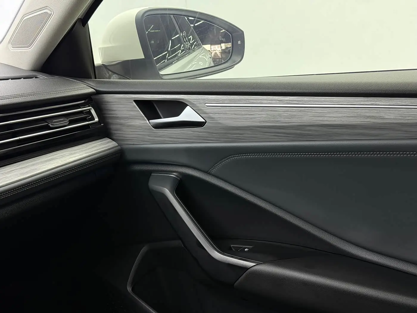 Volkswagen Sagitar 2022 — Photo 8/20