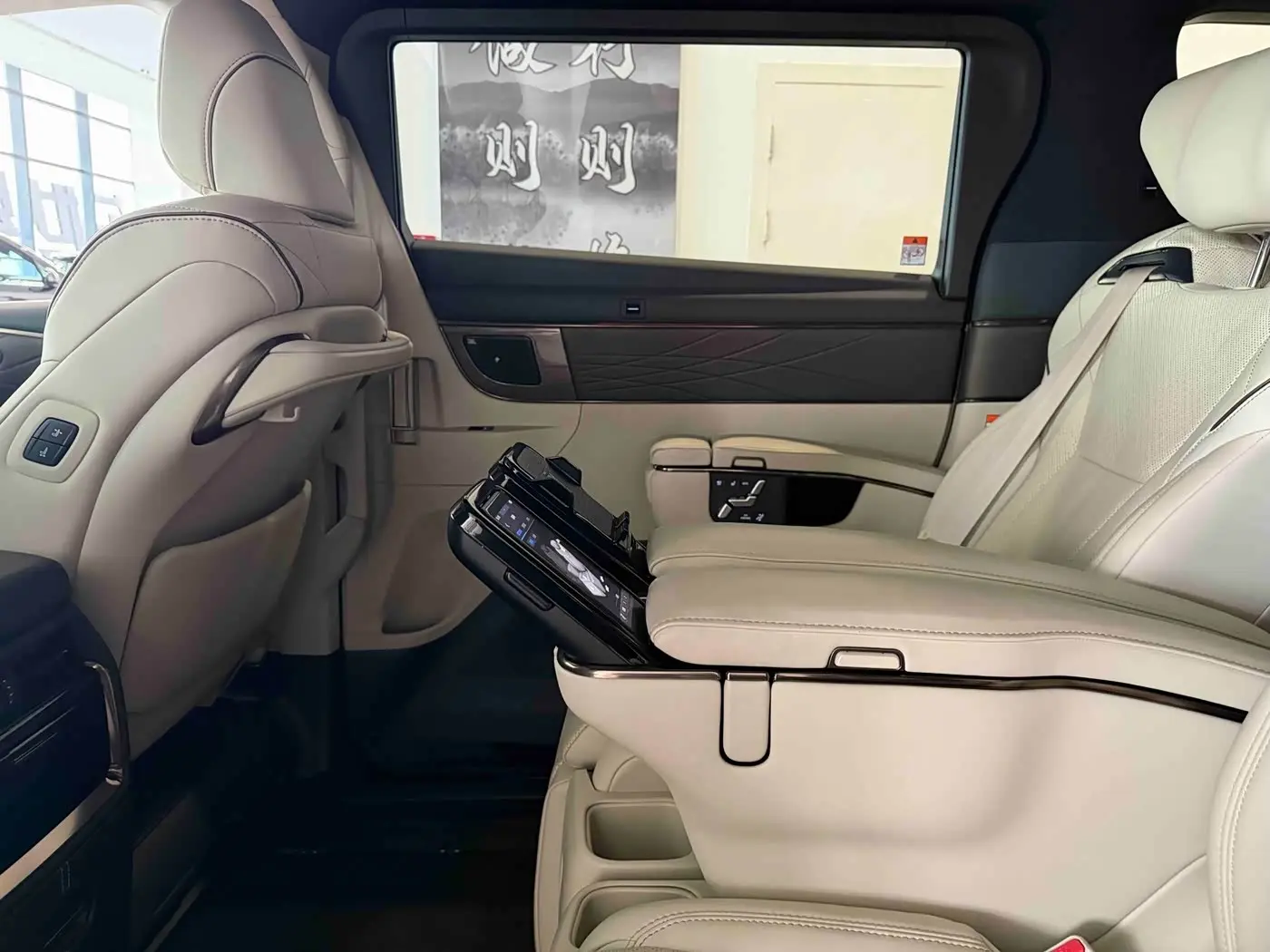 Toyota Vellfire 2023 — Photo 13/20