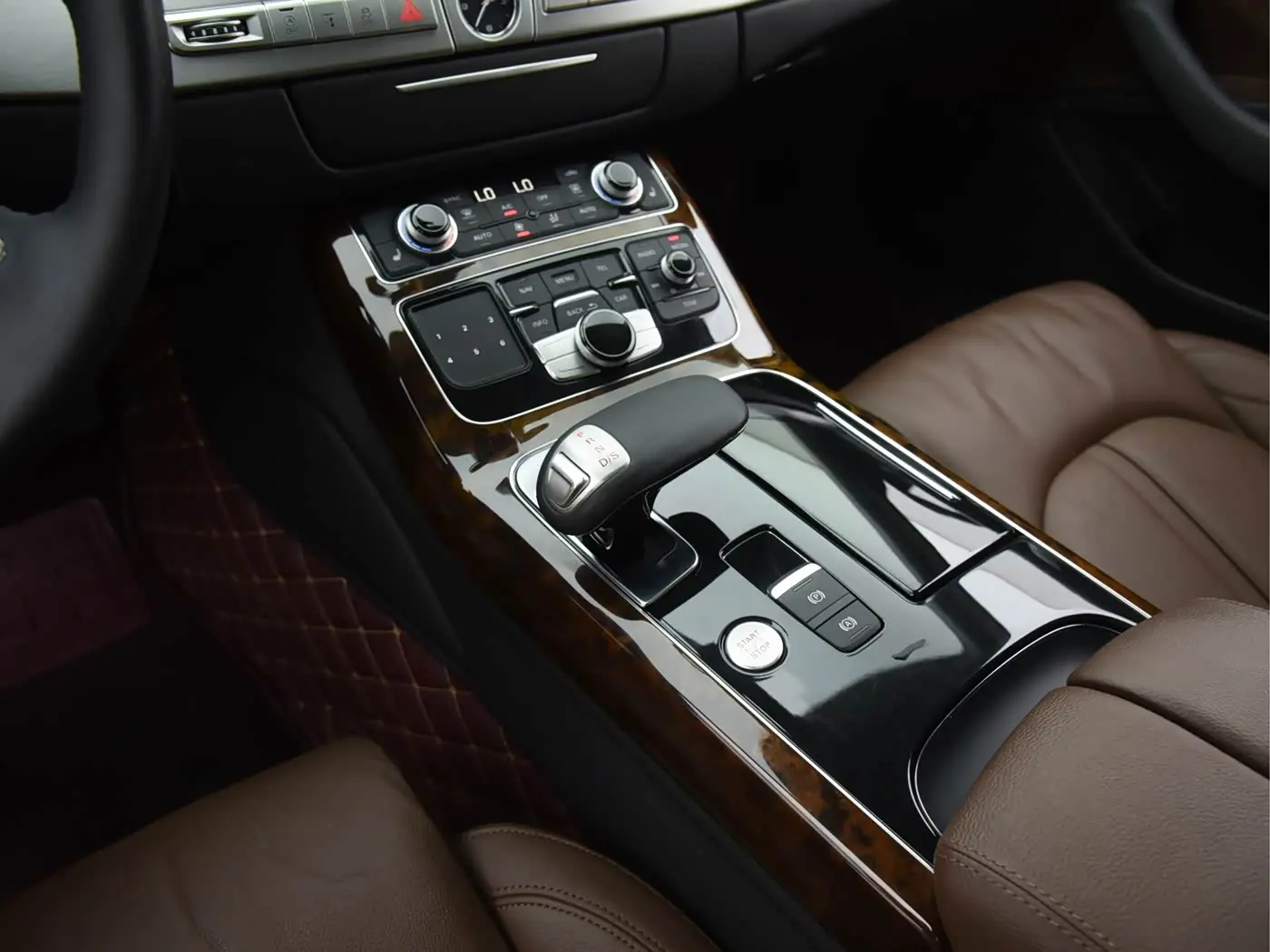 Audi A8 2013 — Photo 10/17