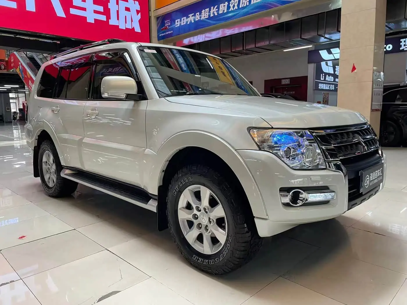 Mitsubishi Pajero 2017 — Photo 3/18