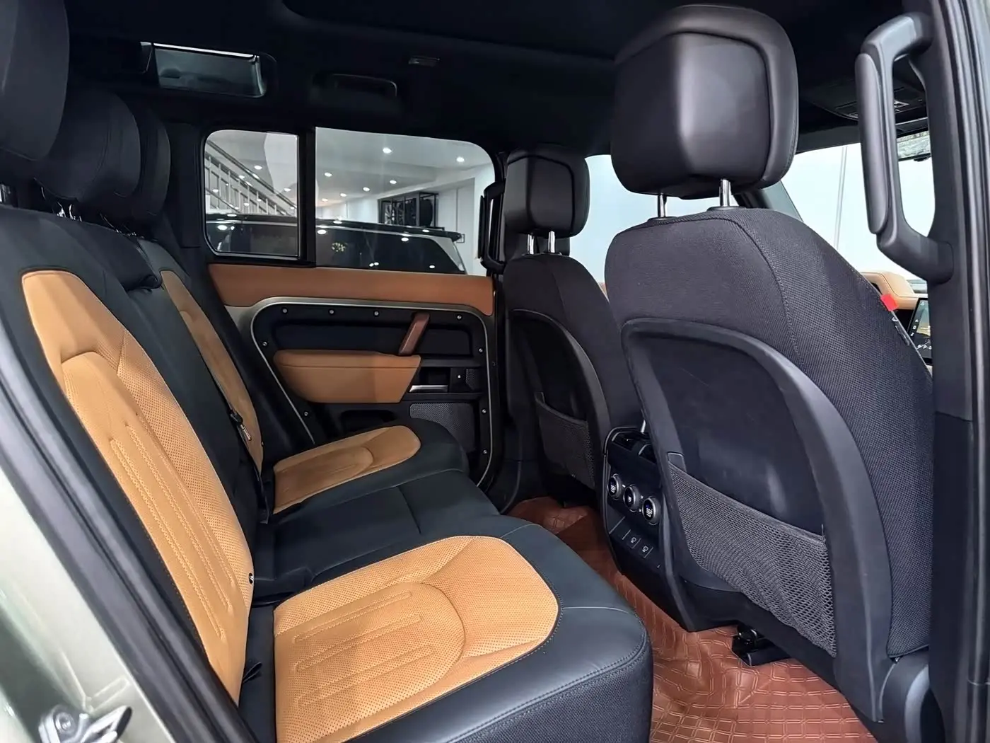 Land Rover Defender 2022 — Фото 11/19