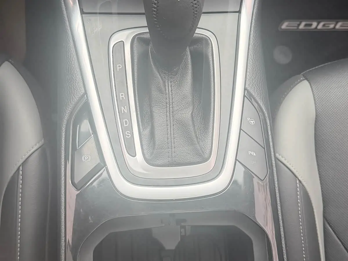 Ford Edge 2018 — ფოტო 8/17