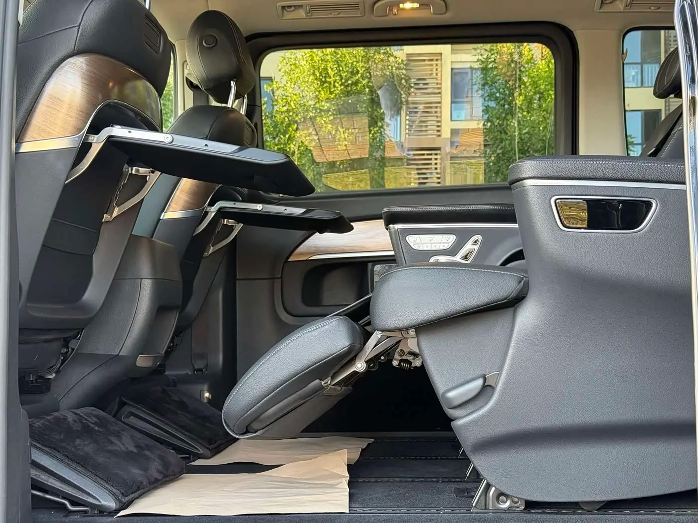 Mercedes-Benz V-Class 2022 — Photo 5/11