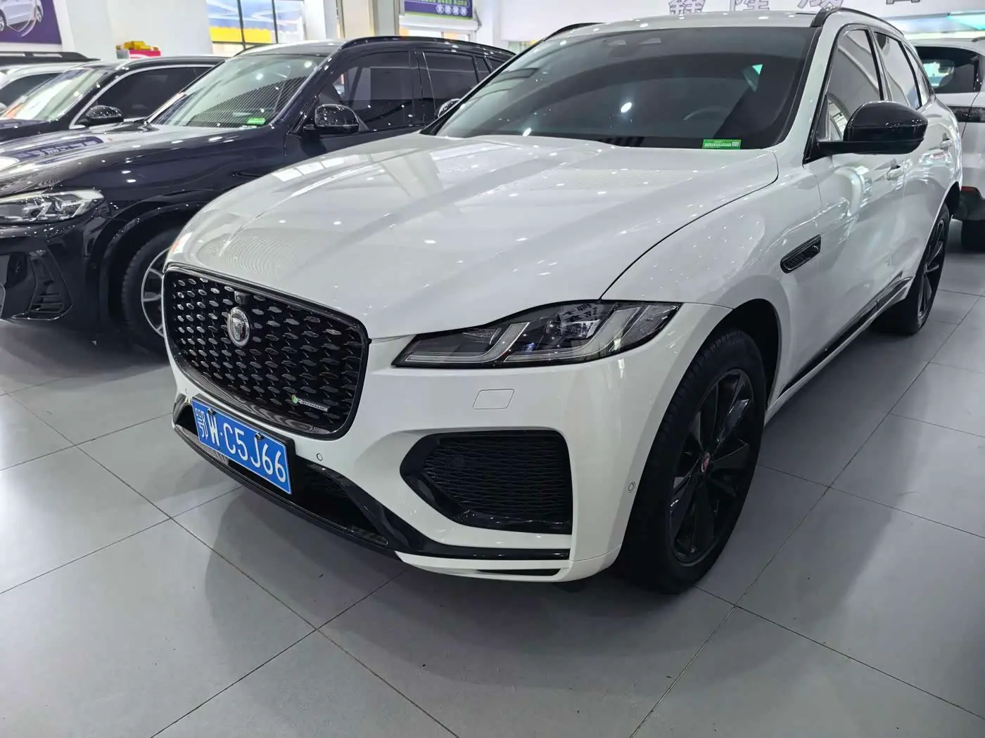 Jaguar F-PACE 2023 — Photo 1/11