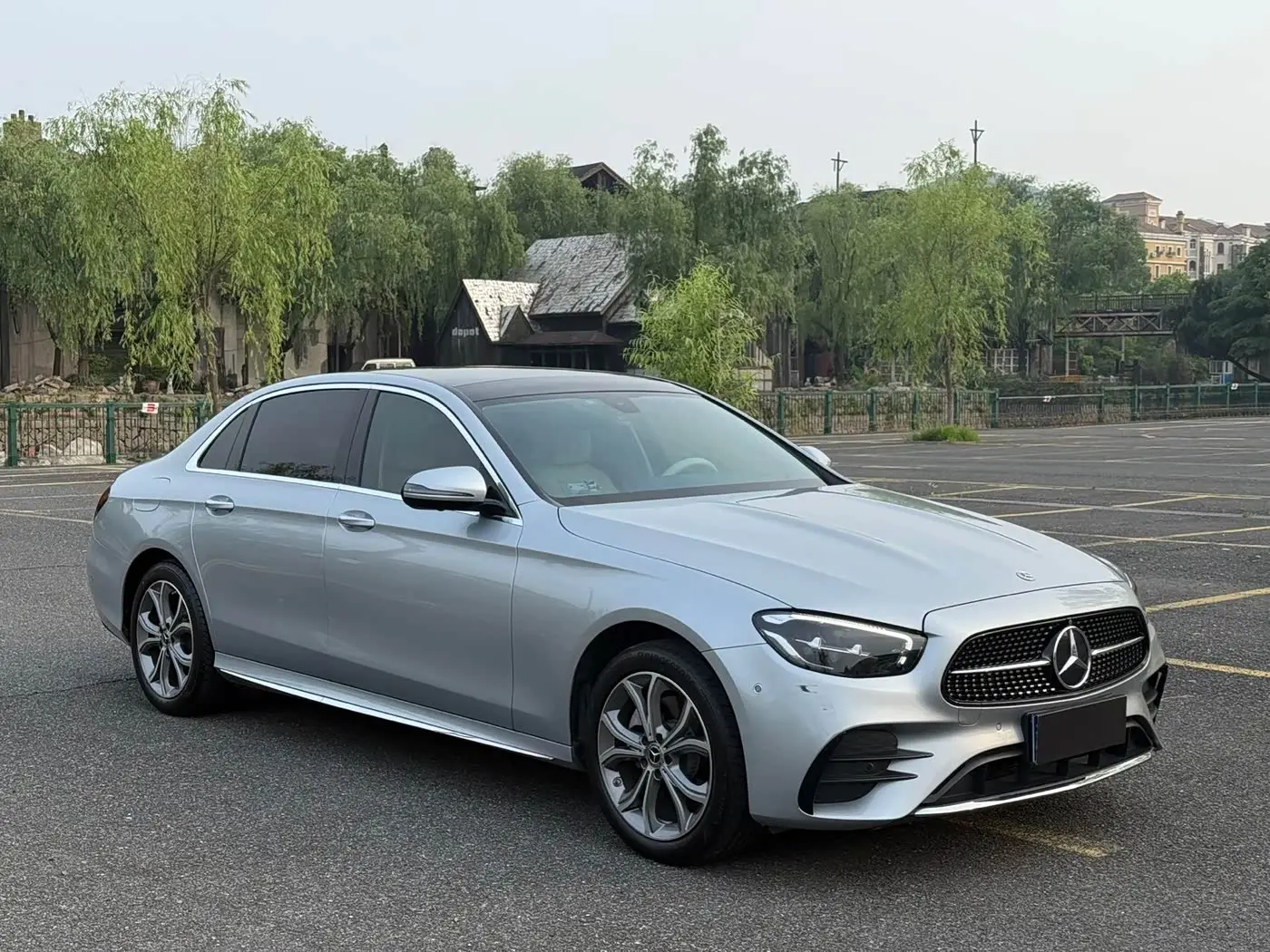 Mercedes-Benz E-Class 2022 — Photo 2/16